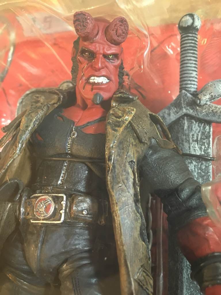 ヘルボーイ ８インチ フィギュア シリーズ1.5 ヘルボーイ ダメージVer.