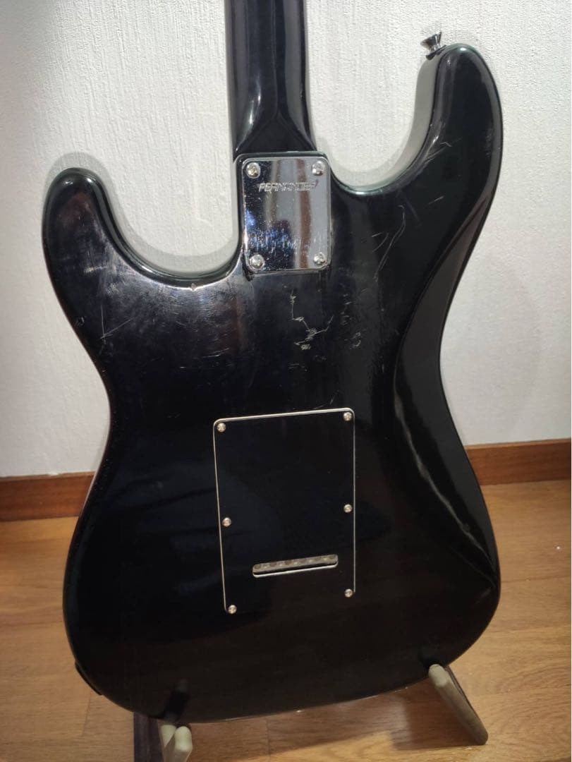 フェルナンデス　ブラックエレキギター ストラトキャスタータイプ