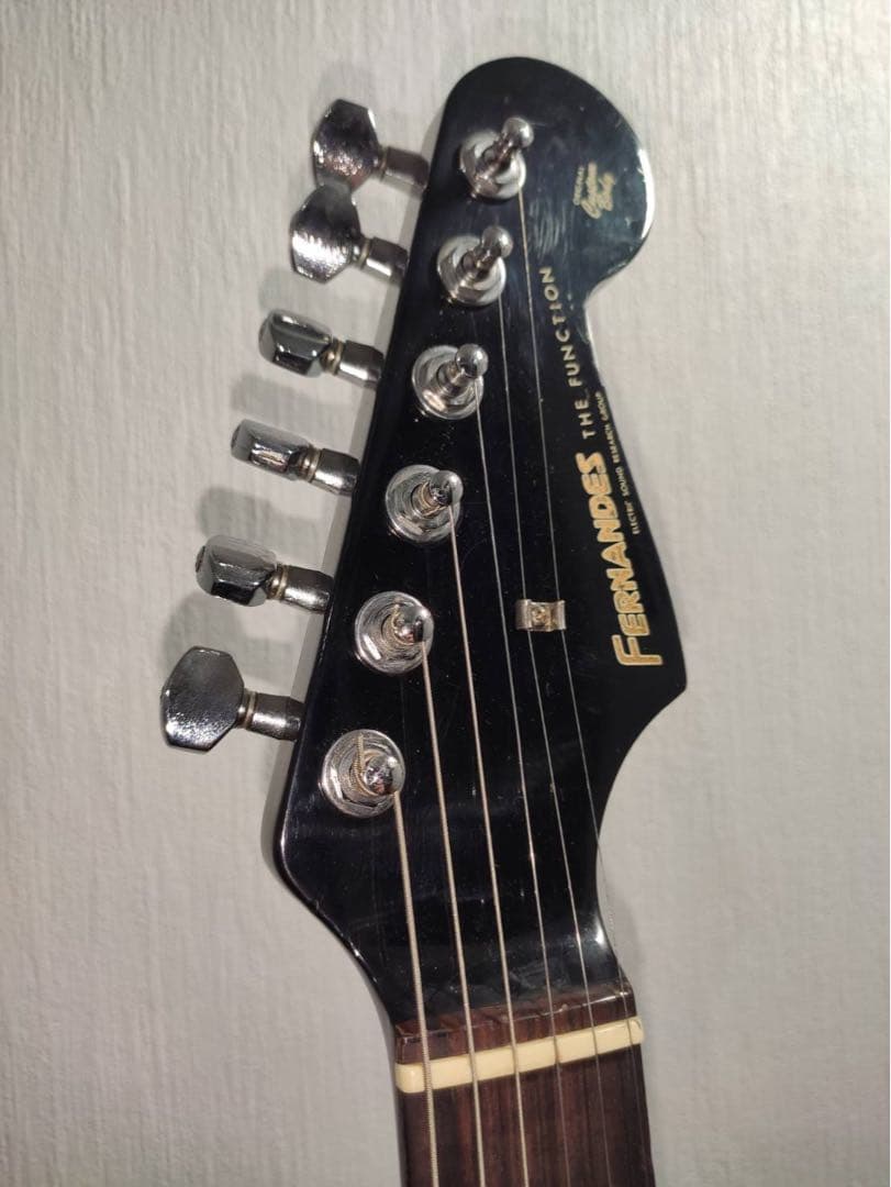 フェルナンデス　ブラックエレキギター ストラトキャスタータイプ