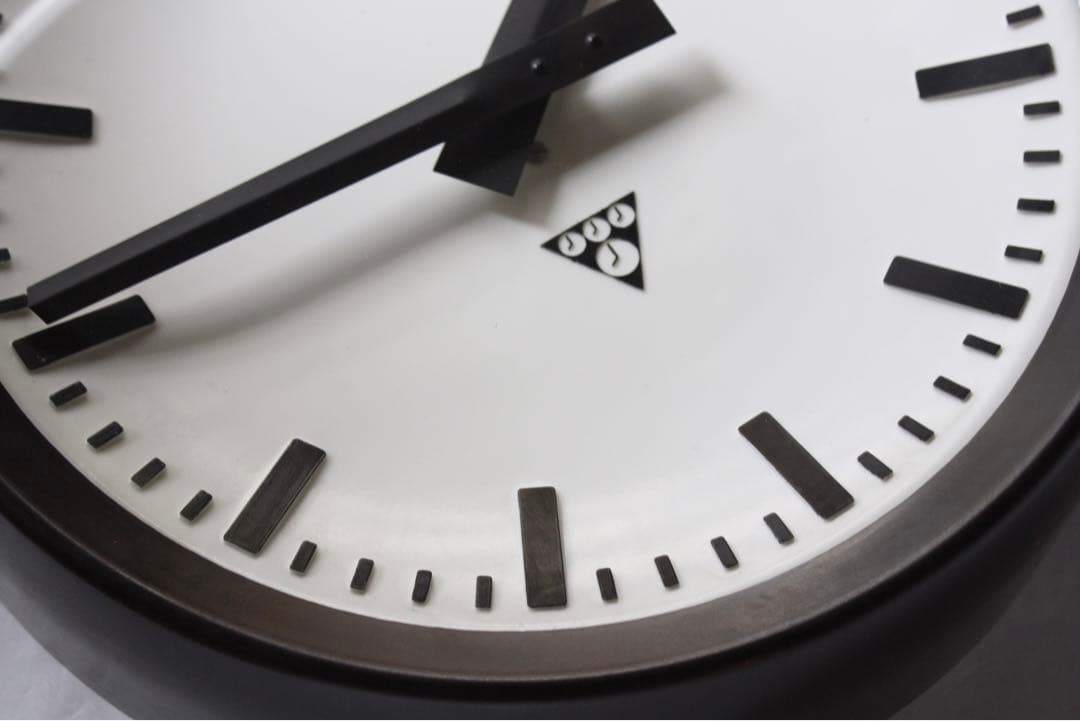 こちらこそが最安値 ピンバッジ付 Pragotron パラゴトロン 時計 掛時計