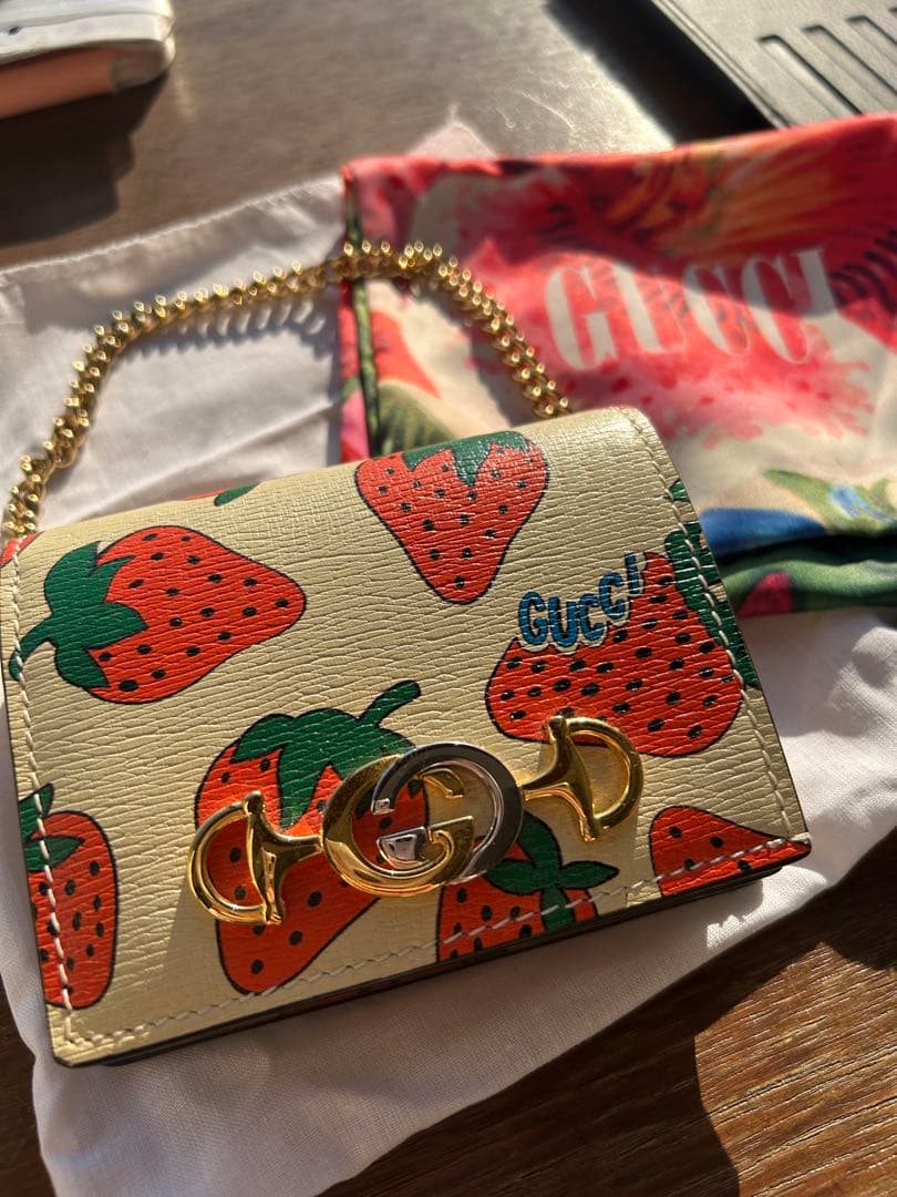 GUCCI 限定品イチゴ柄 二つ折り財布