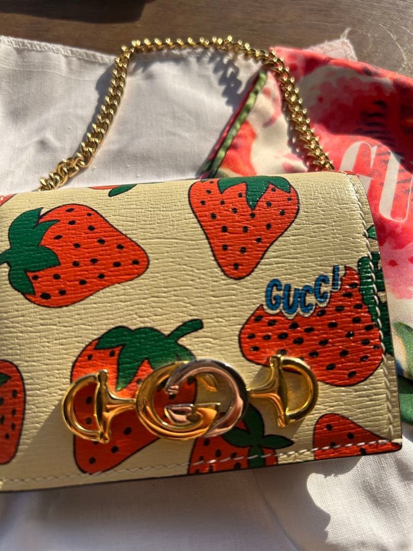 GUCCI 限定品イチゴ柄 二つ折り財布