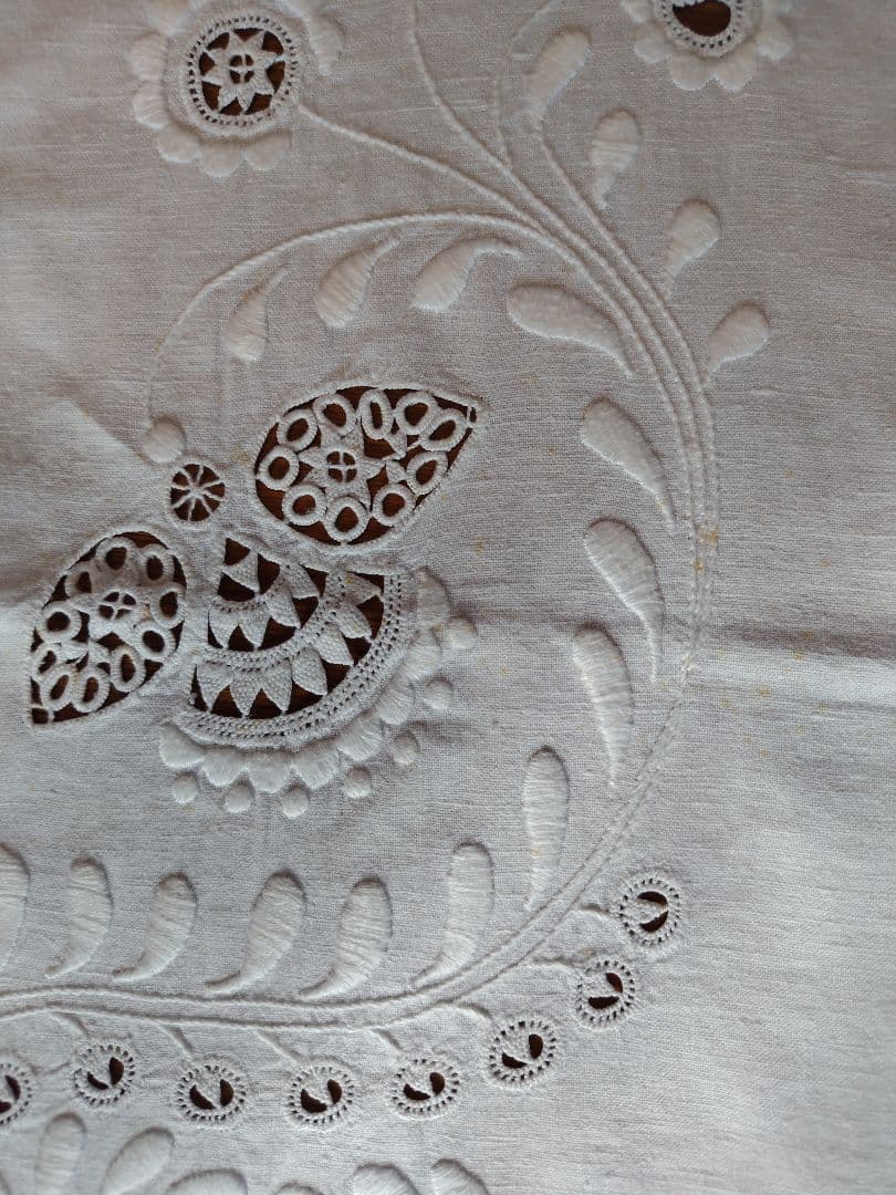 刺繍入りカットワ−クレ−ステーブルクロスビンテージ