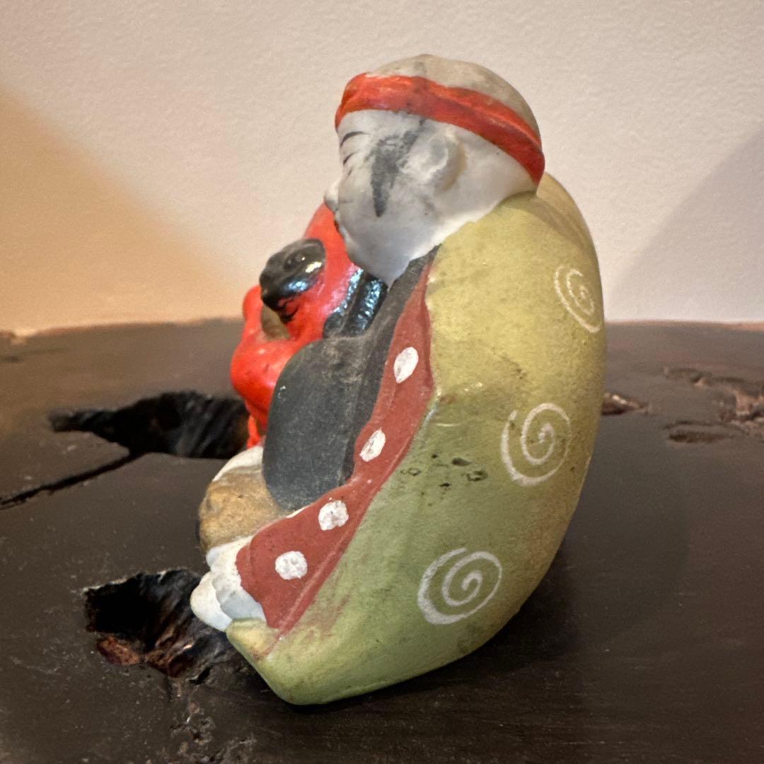 赤い鬼の面と人形の置物　獅子神楽