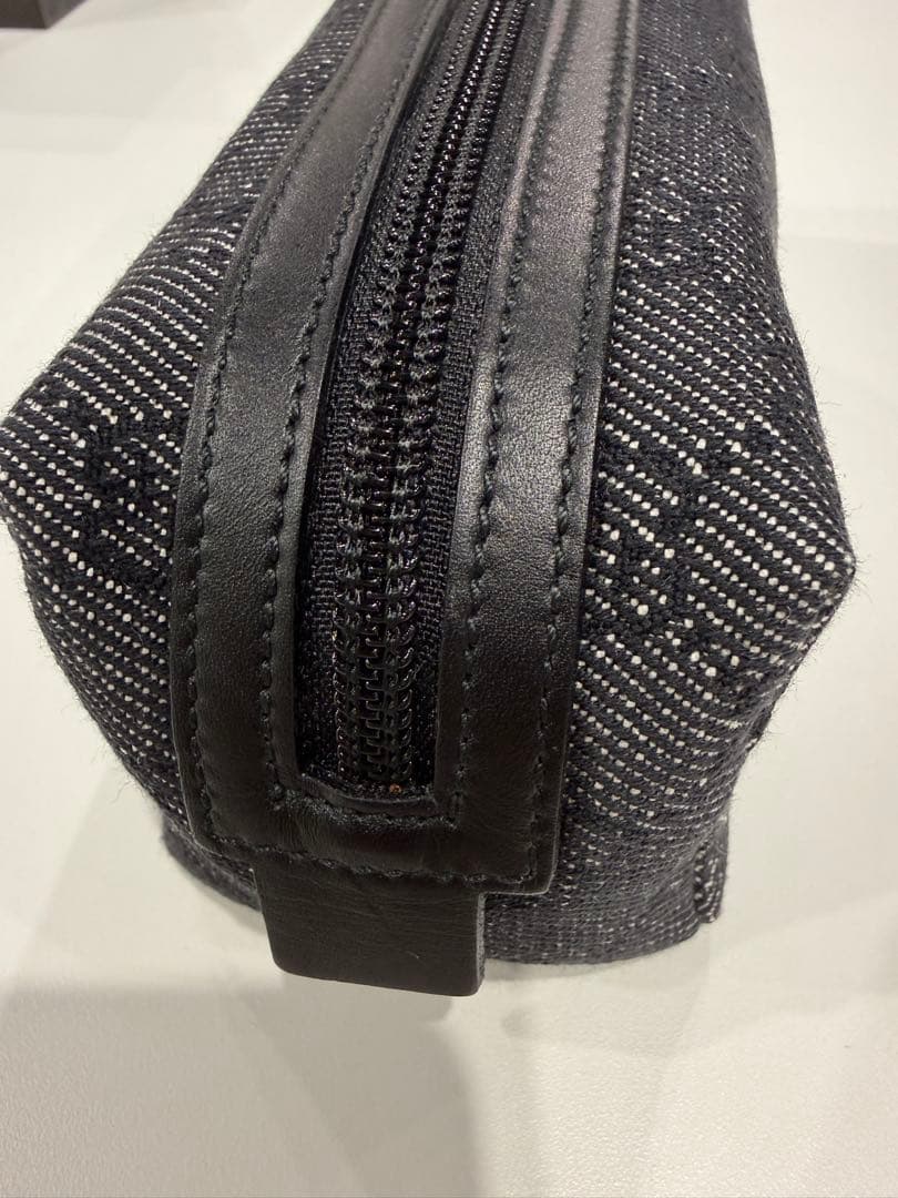 GUCCI ブラックキャンバスポーチ