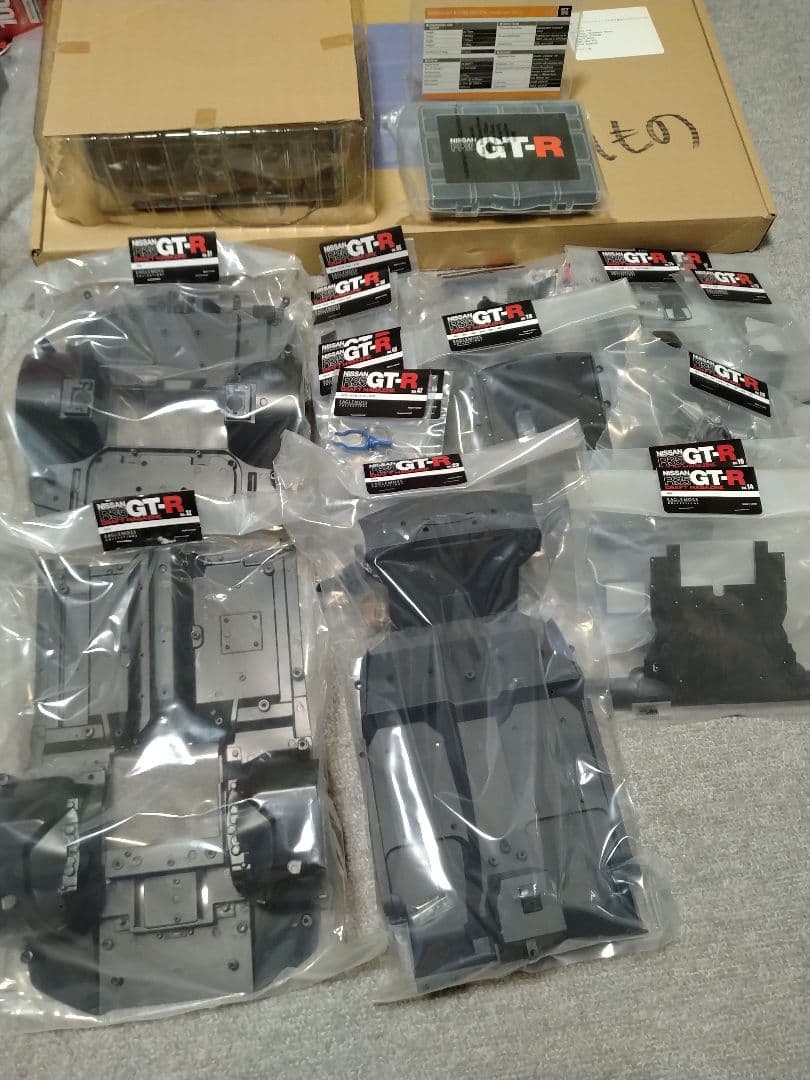NISSAN GT-R R35 1/8スケール プラモデル