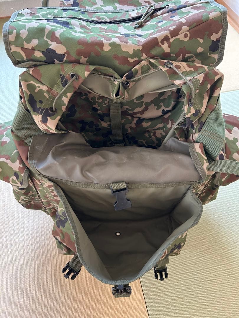【1点限定】陸上自衛隊　椅子付きリュック&懐中電灯