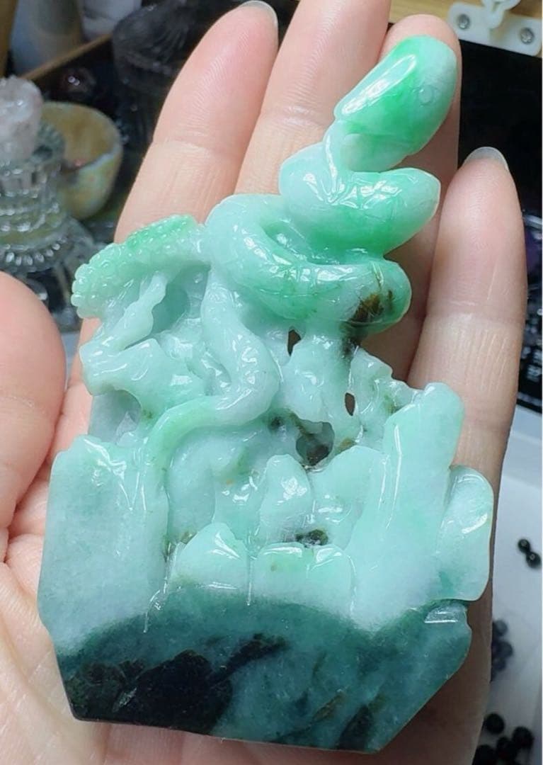 R2-0642天然本翡《本物保証》緑翡翠　蛇　巳年　金財運　置物　パワーストーン