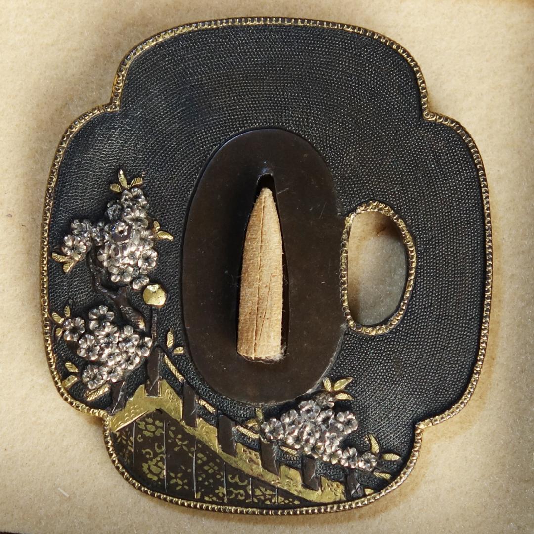 【赤銅魚子地 高肉彫 鍍金銀 桜花見図鍔】(鍔箱付き) 鍔 鐔 刀装具 武具