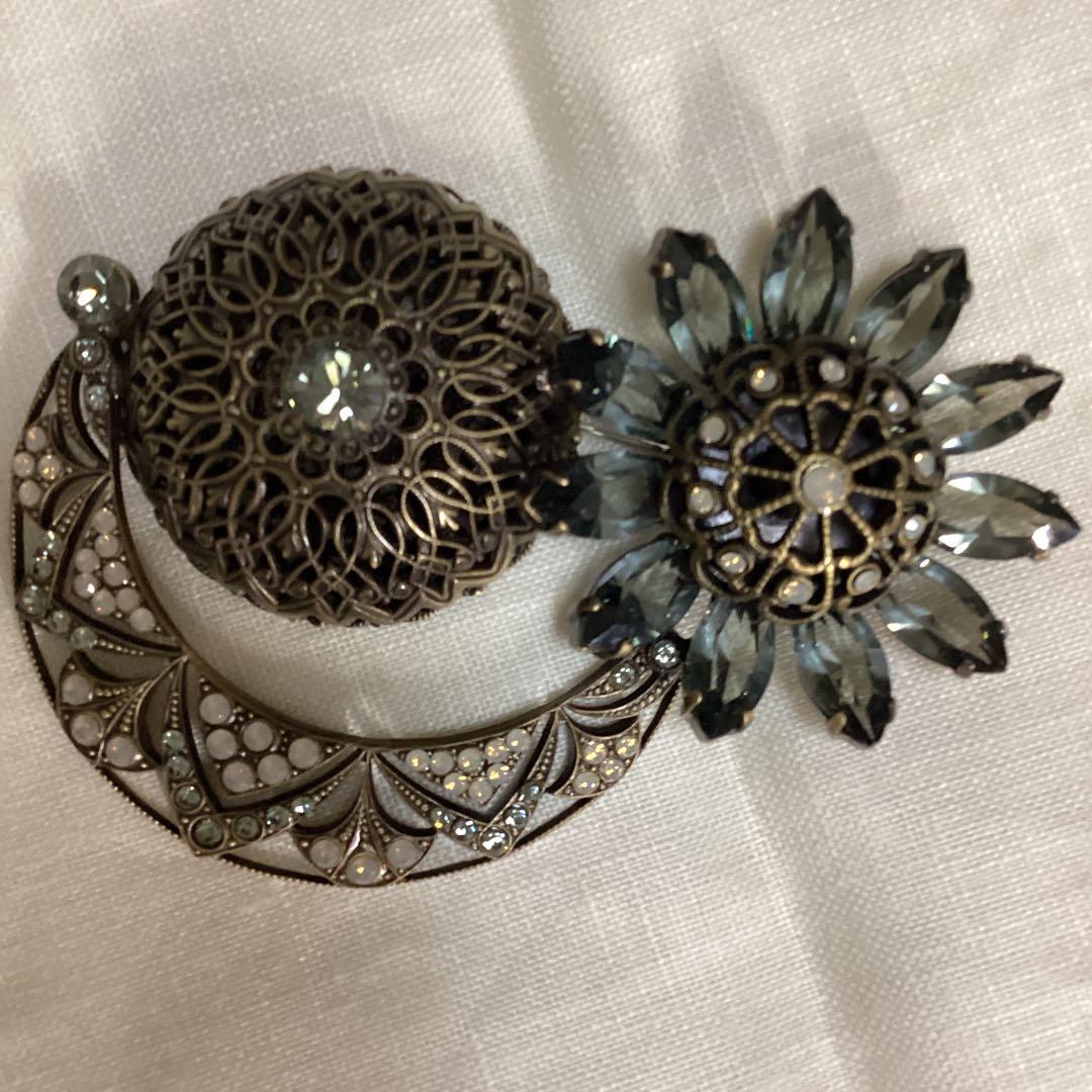 ジョルジュ　アルマーニのブローチ