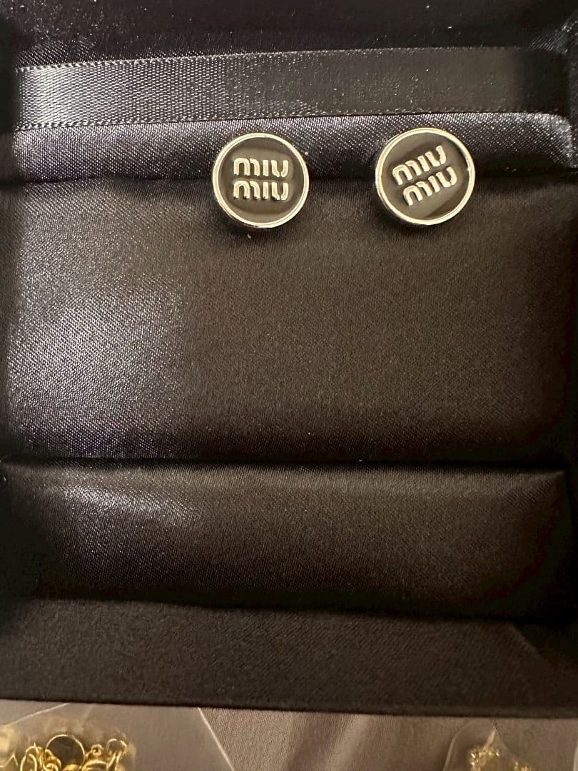 MIU MIU ロゴ ラウンド ピアス シルバー ほぼ未使用