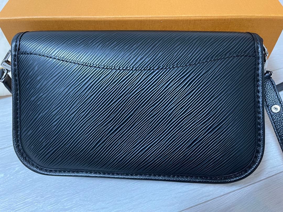 【まるまる】Louis Vuitton ショルダーバッグエピレザー ビュシ