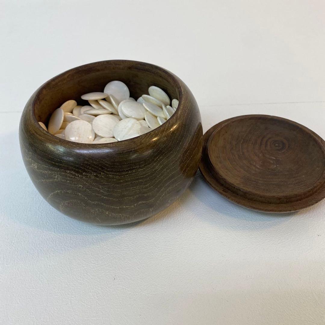 黒、白。バックギャモン。2本