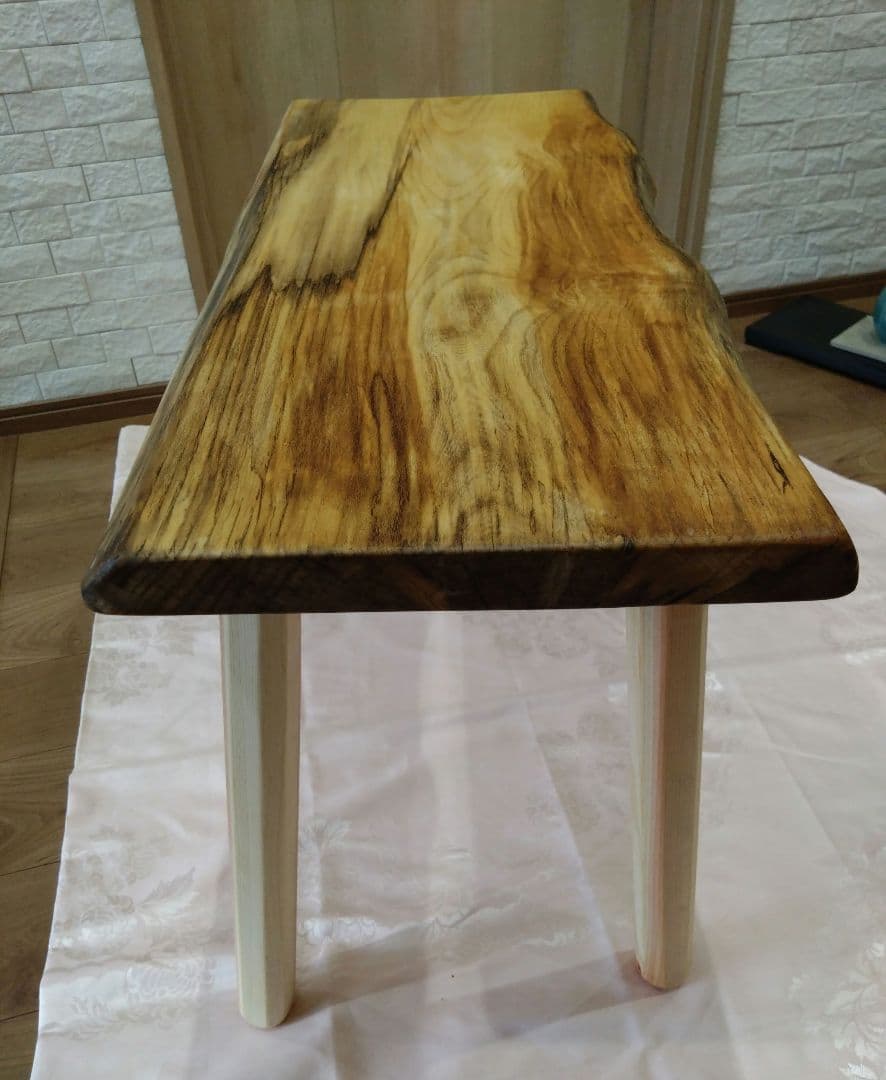 ケヤキのテーブル⑯　ちび怪獣八七❕ケヤキの模様が綺麗な耳付テーブル