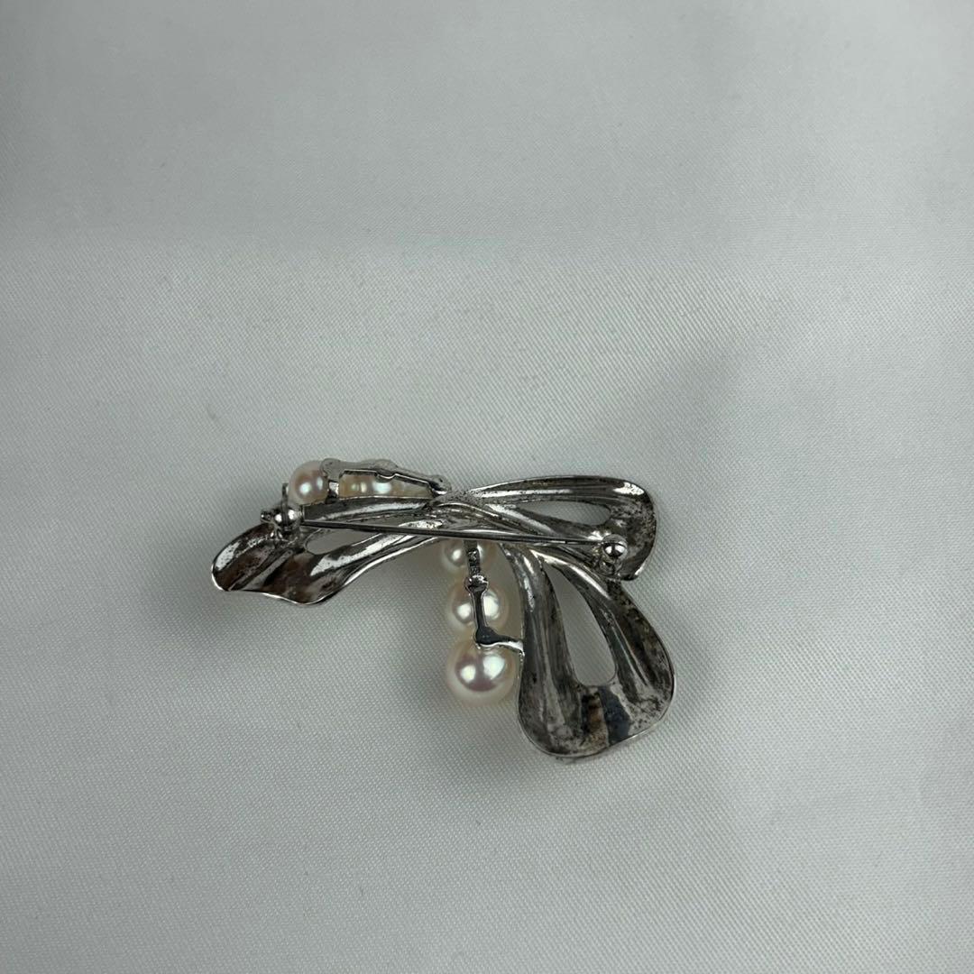 K182 ミキモト 6つのパール付き リボン ブローチ シルバー レディース