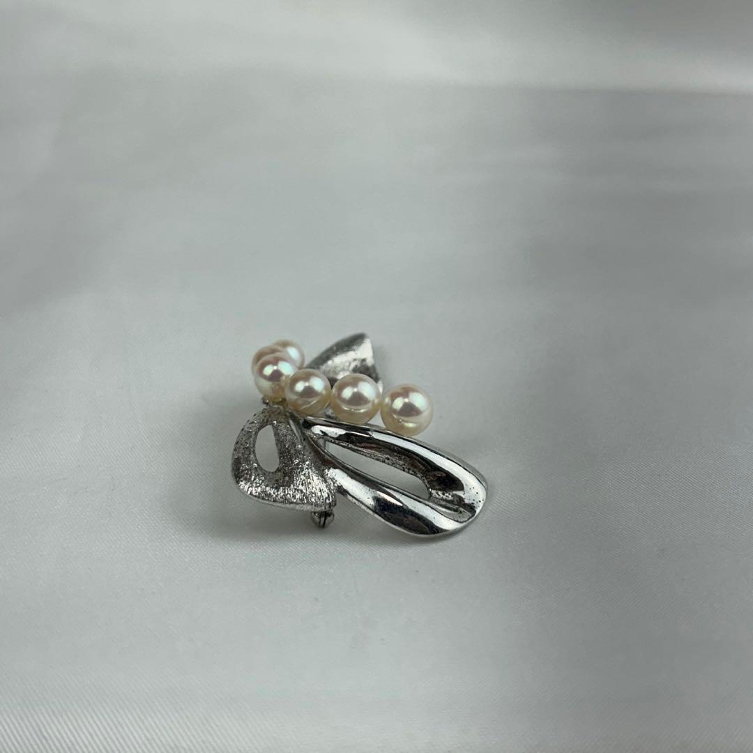 K182 ミキモト 6つのパール付き リボン ブローチ シルバー レディース