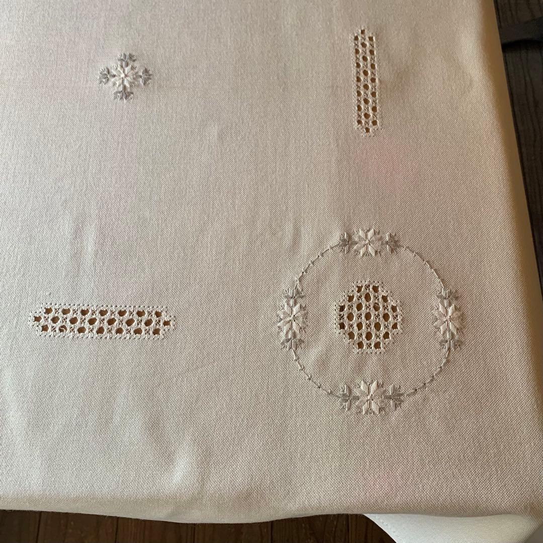 ドイツのマーケットで見つけた刺繍入りテーブルクロス