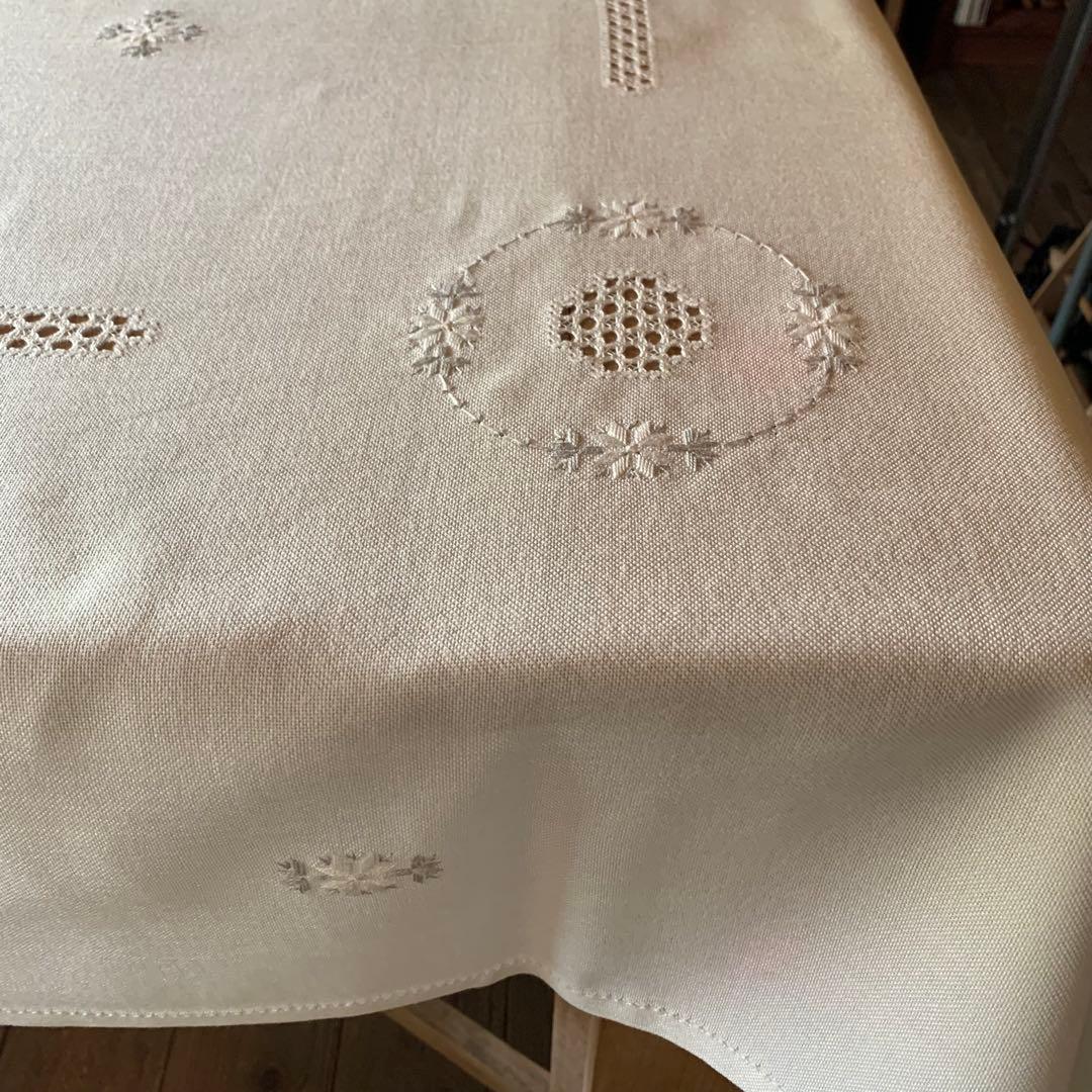 ドイツのマーケットで見つけた刺繍入りテーブルクロス