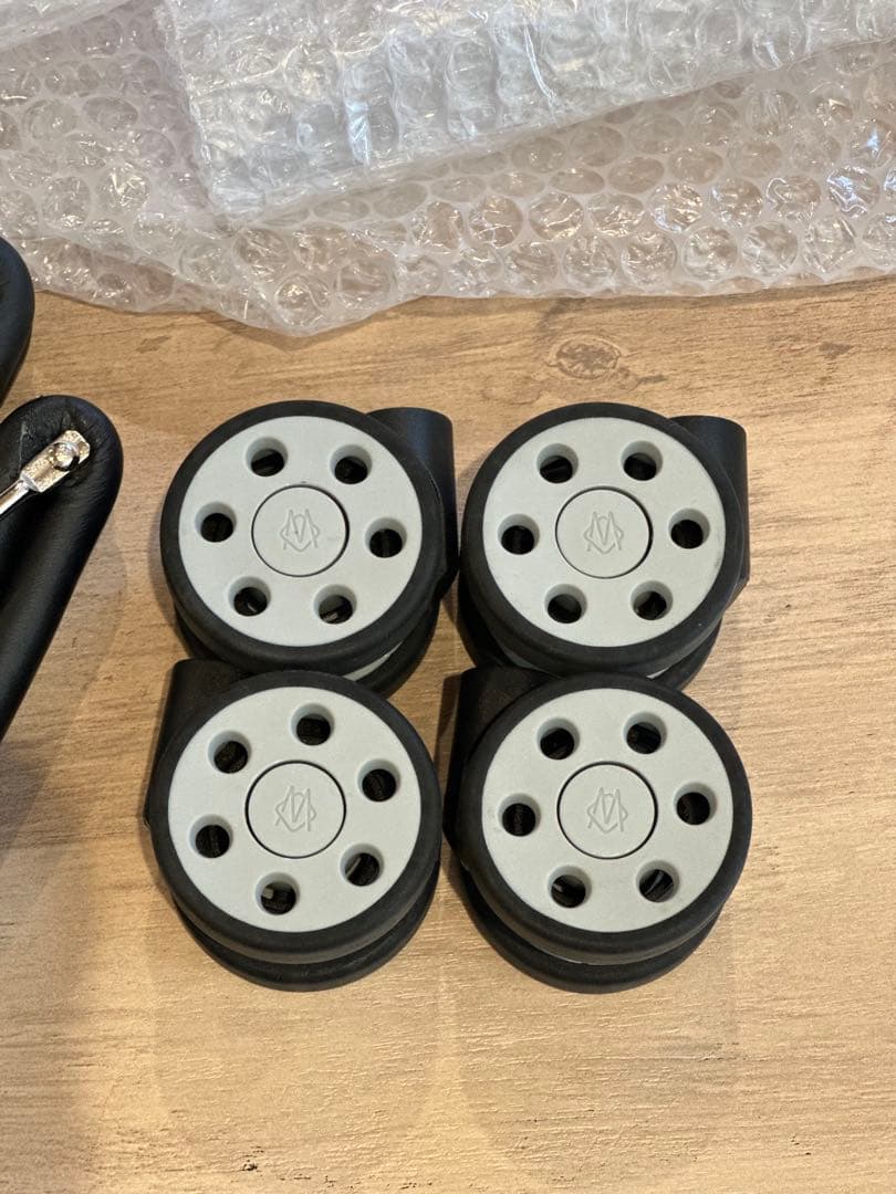 【正規品リモワRIMOWA 】　ハンドルグリップとキャスター4個セット