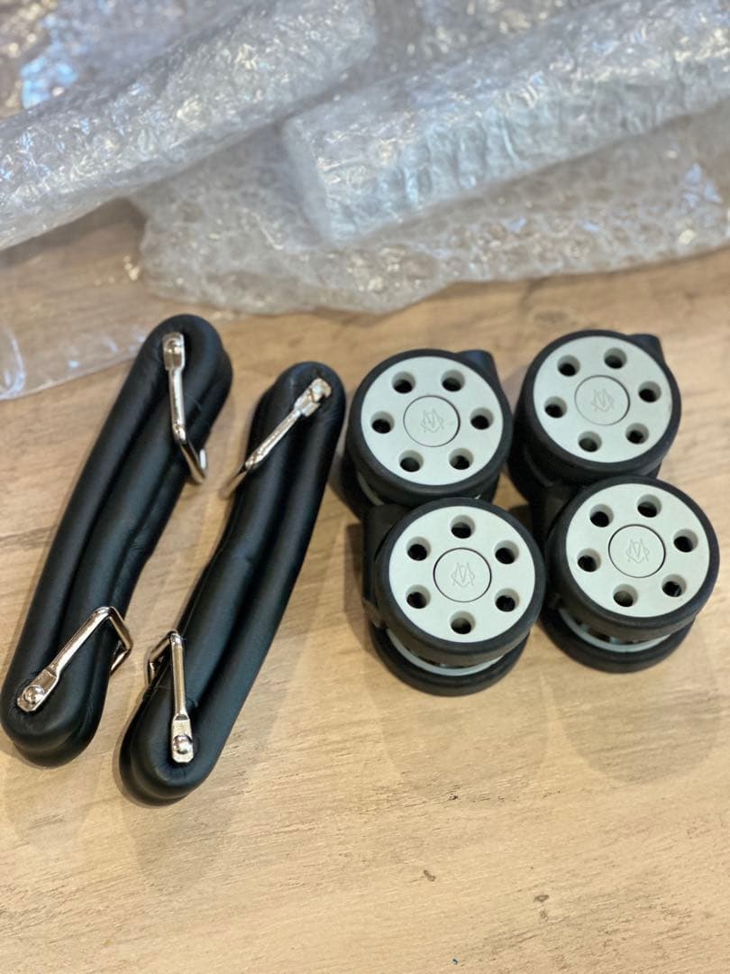 【正規品リモワRIMOWA 】　ハンドルグリップとキャスター4個セット