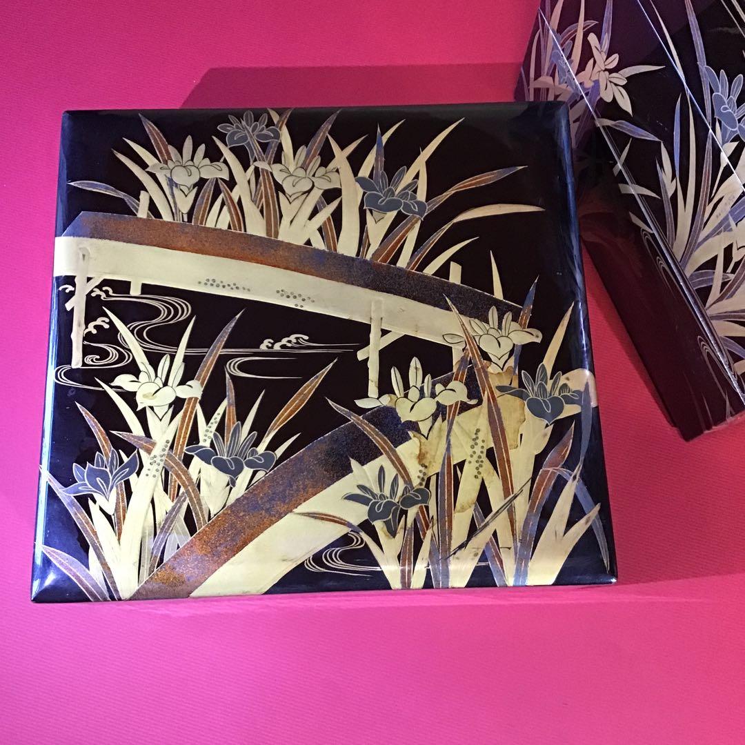 金銀蒔絵　「燕子花」重箱　明治期. Z4