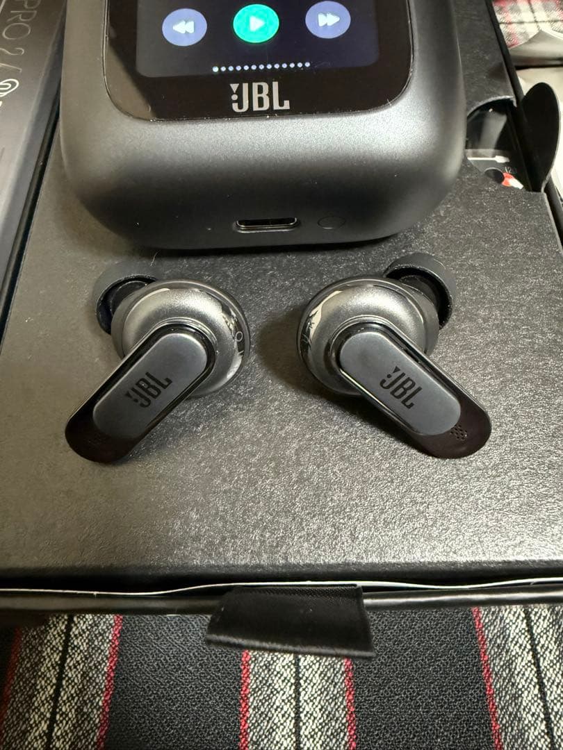 JBL Tour Pro 2 ワイヤレスイヤホン　美品　カバー　フィルム　セット