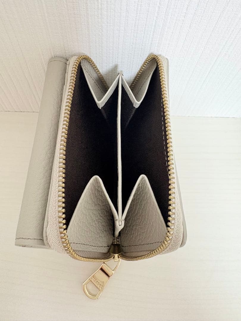 【russet】三つ折り財布 モノグラムプレート レザー グレー