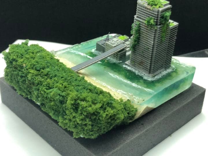 海岸に建つ廃墟ビル　ジオラマ