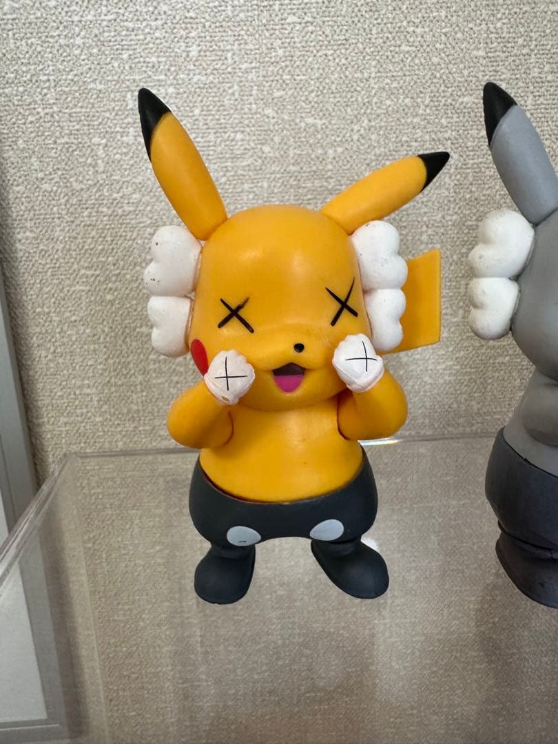 ピカチュウフィギュア　KAWS 3体セット
