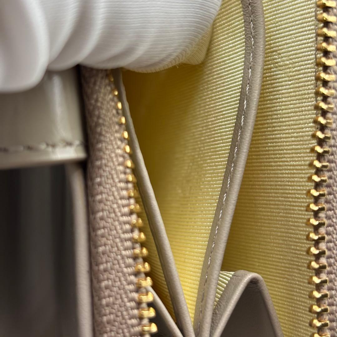 未使用品✨ 箱付 アニエスベー ガラスレザー メタルロックベルト 二つ折り財布