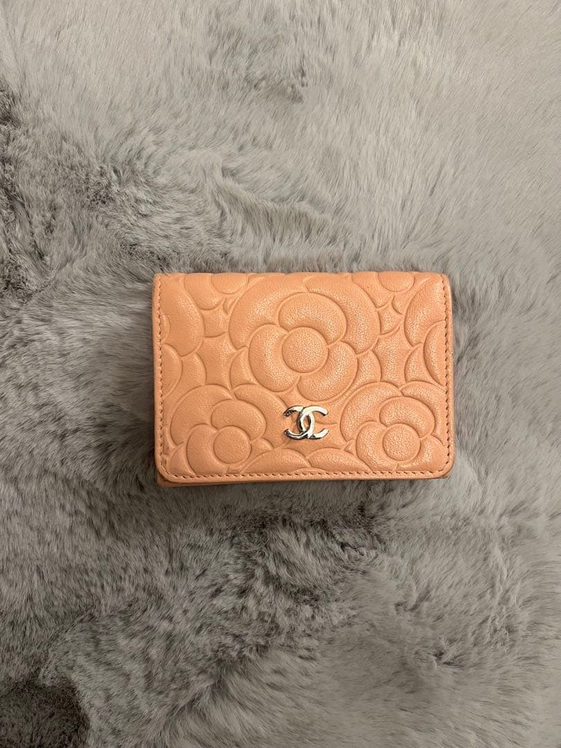 CHANEL 花柄エンボス 三つ折り財布