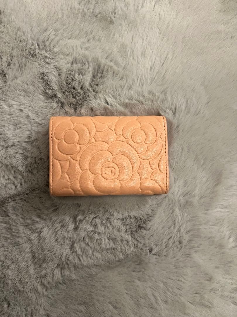 CHANEL 花柄エンボス 三つ折り財布