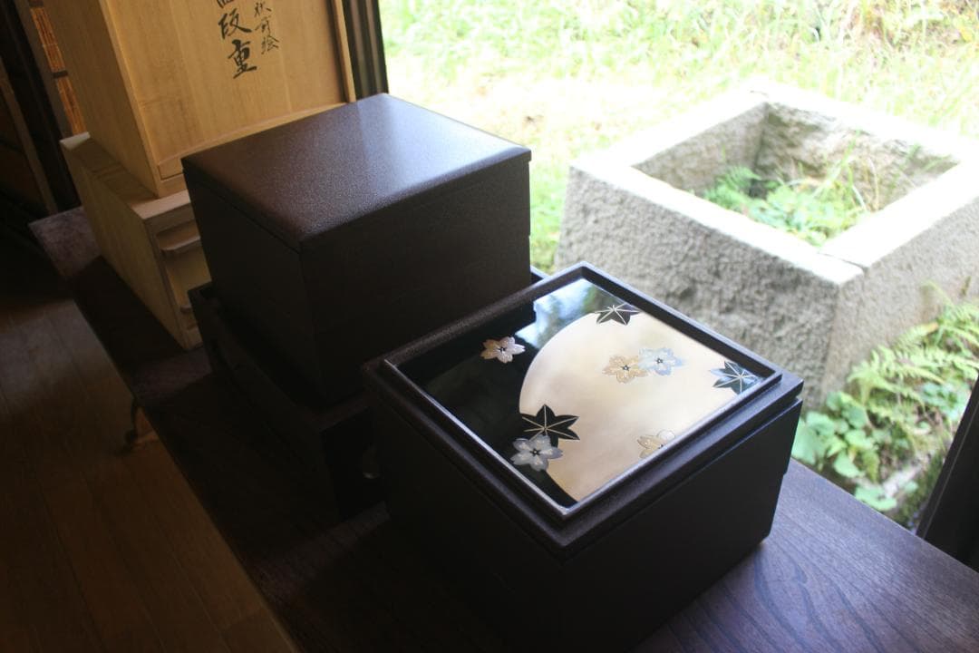 デッドストック！風情ある錆塗地に極上春秋蒔絵の映える輪島塗台付五段重（検重箱お重