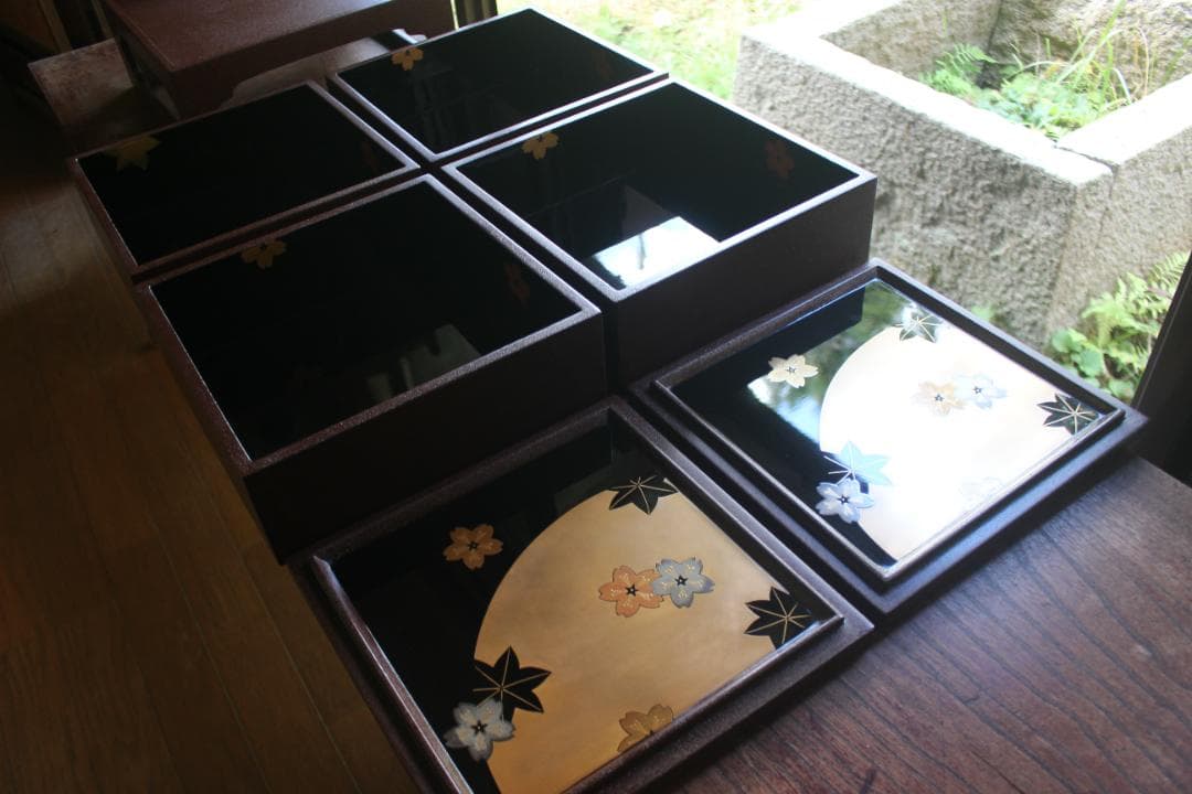 デッドストック！風情ある錆塗地に極上春秋蒔絵の映える輪島塗台付五段重（検重箱お重