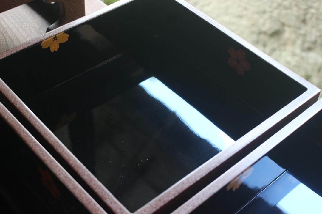 デッドストック！風情ある錆塗地に極上春秋蒔絵の映える輪島塗台付五段重（検重箱お重