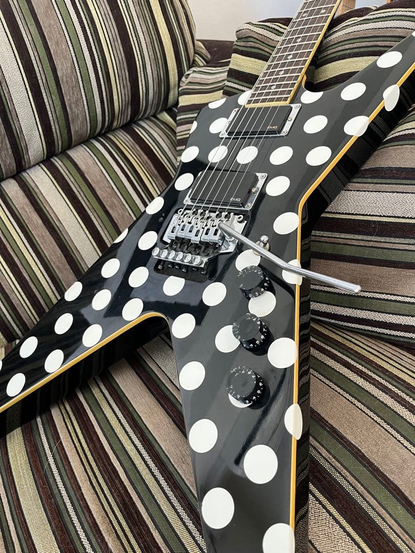 カワイイ！　スーパーギタリストモディファイ　Deanギター　EMGサウンド