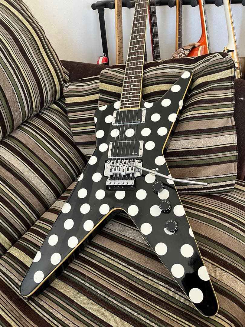 カワイイ！　スーパーギタリストモディファイ　Deanギター　EMGサウンド