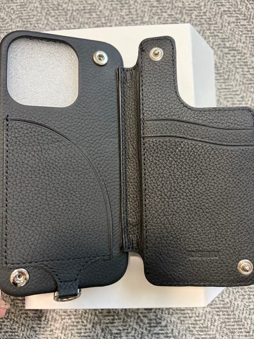 DEMIU BALLONCINQブラック×ブラックスタッズiPhone15Pro