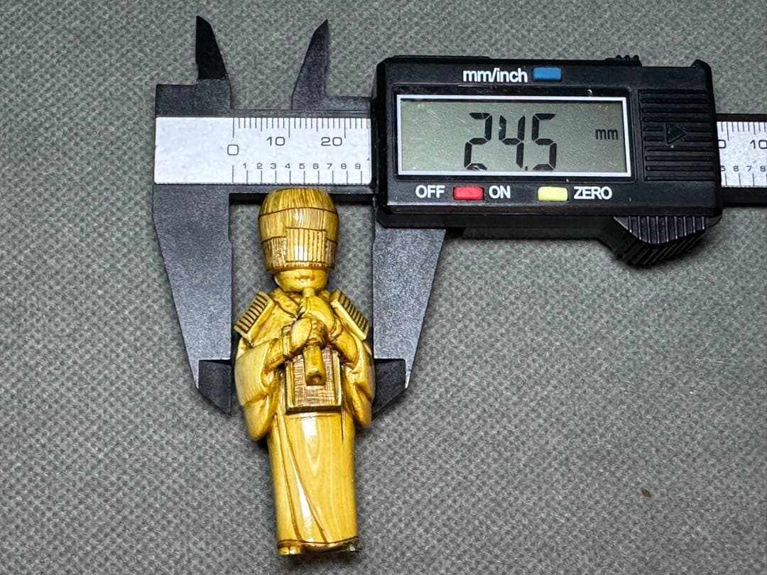 古根付　笛を吹く僧侶　置物　細密細工　骨董　アンティーク　彫刻 工芸品　在銘