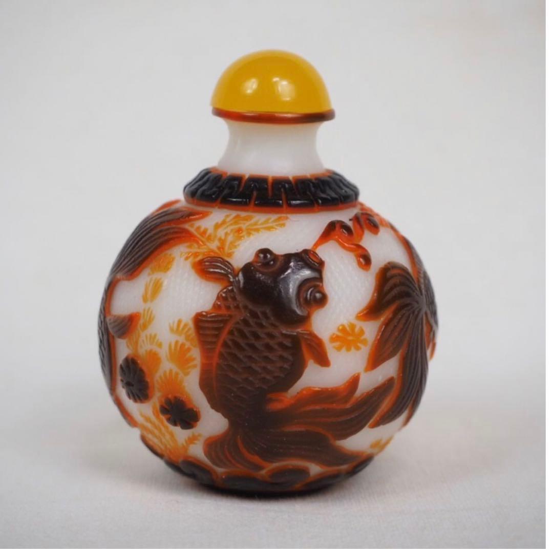 送料無料　色被せガラス　細密彫刻ガラス小瓶　中国古玩骨董　高さ5.8ｃｍ