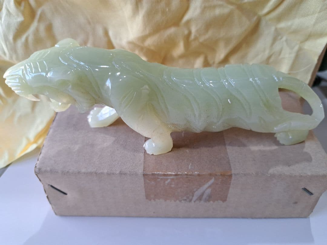 翡翠 虎の彫刻 約15cm