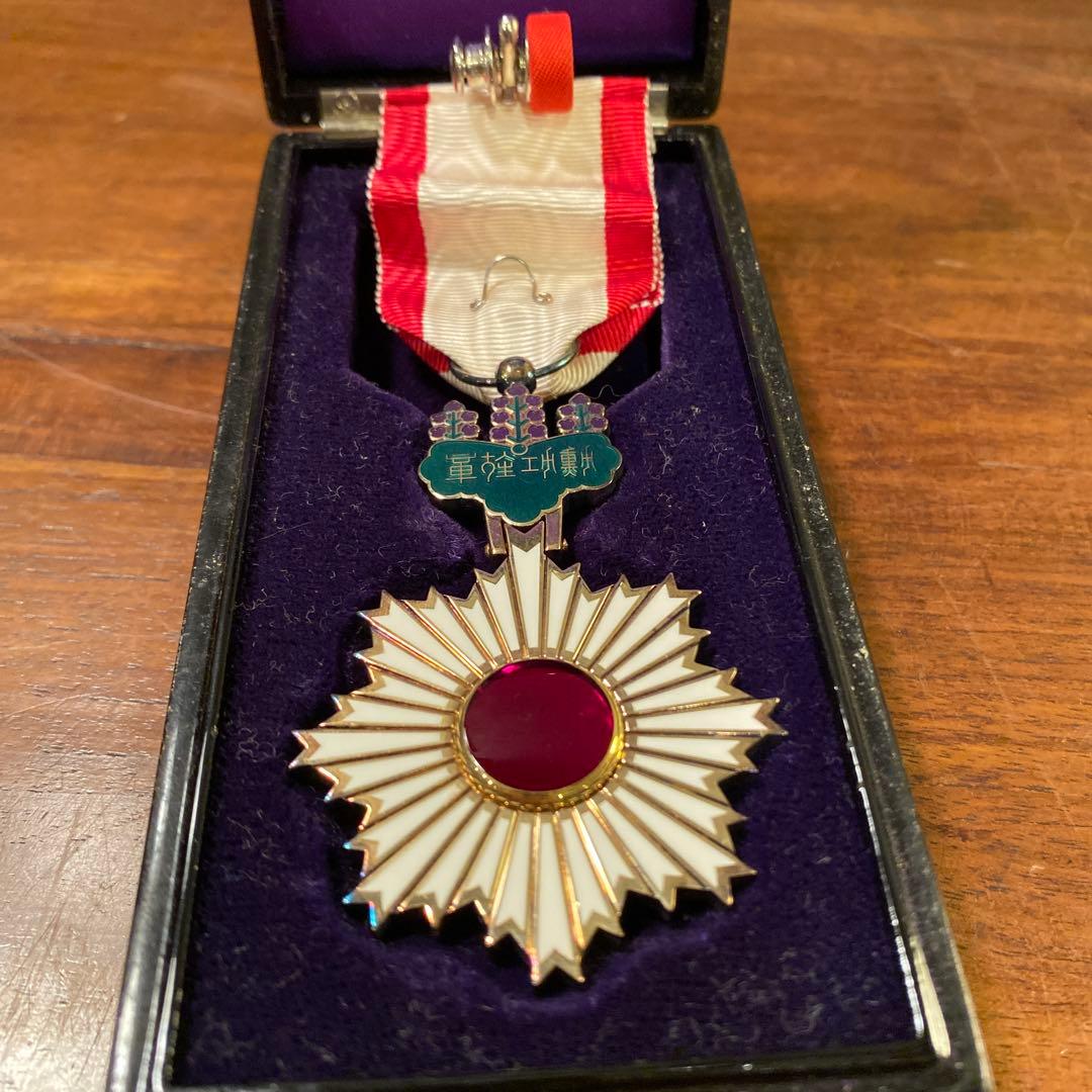 稀少 勲四等旭日小綬章 骨董品 ケース付き バッジ コレクション ミリタリー