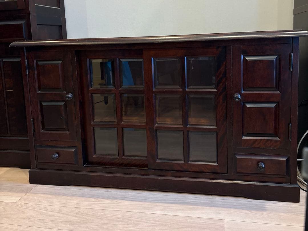 北海道民芸家具 ダークブラウン木製キャビネット ガラス扉付き