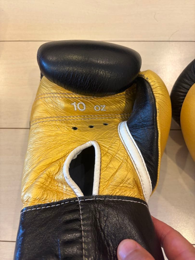 Winning ボクシンググローブ 10 oz 黒/金