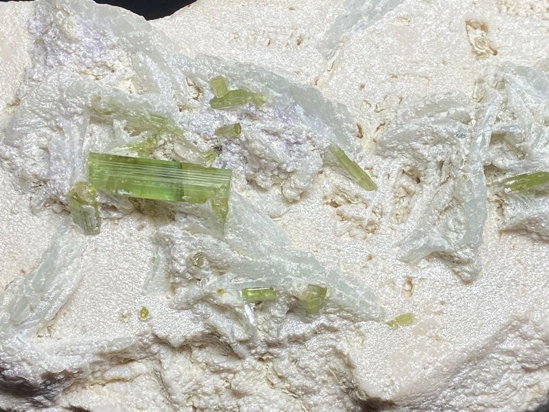 トルマリン　母岩付き　1050g