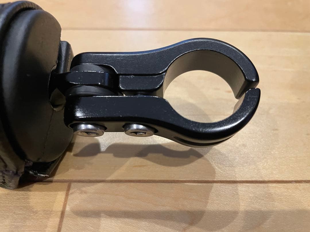 トライアンフ スクランブラー900パッド付きハンドルバーブレース（ブラック）