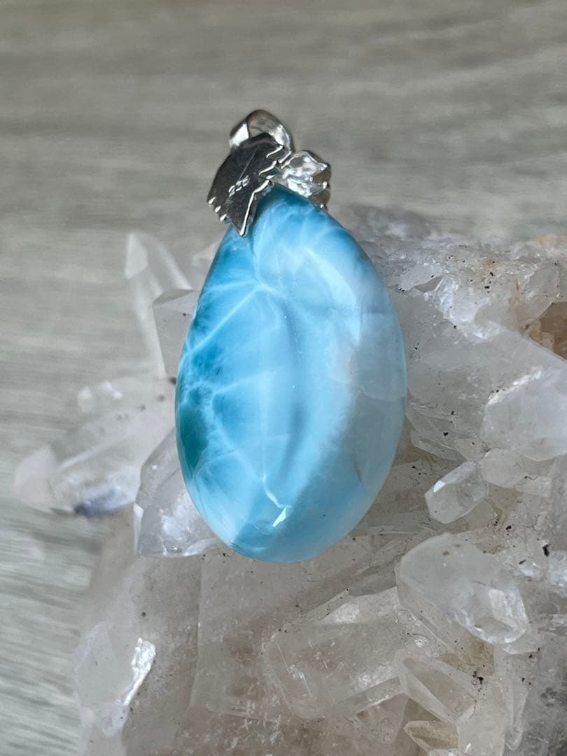 天然石ラリマー☆高品質！しずく型ペンダントトップ①☆リーフ型バチカンがステキ！