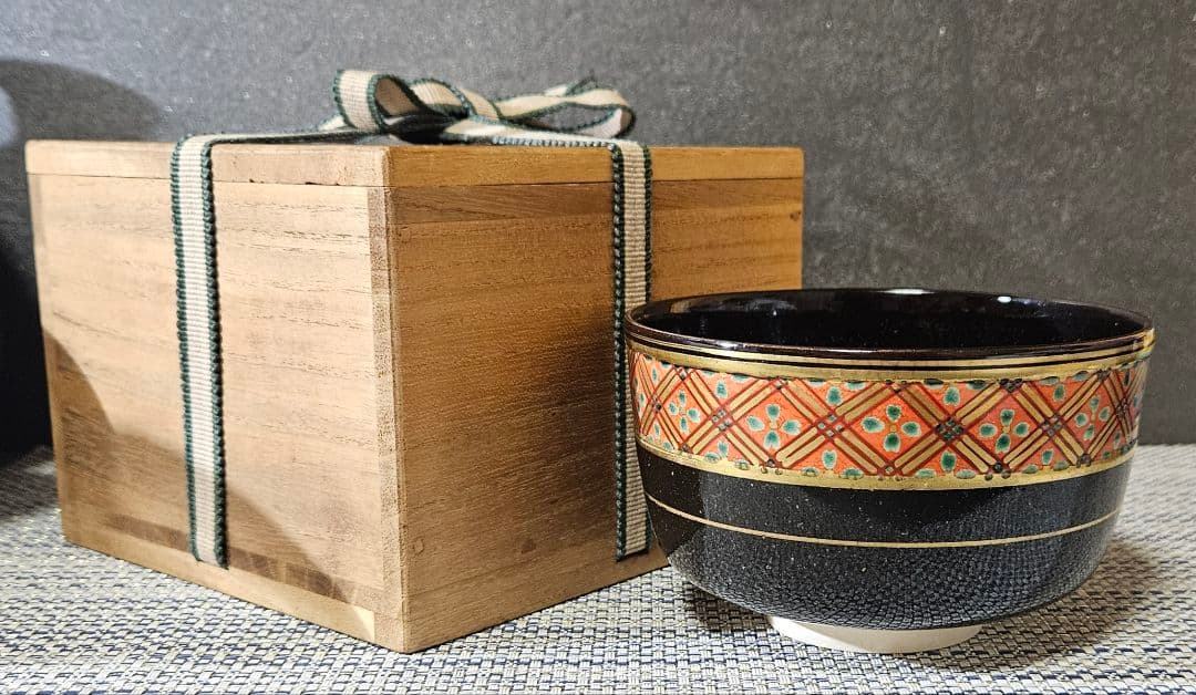 日展作家　三代 山澤松篁 造　京焼　清水焼　金彩色絵　着彩花菱帯文　茶碗　茶道具