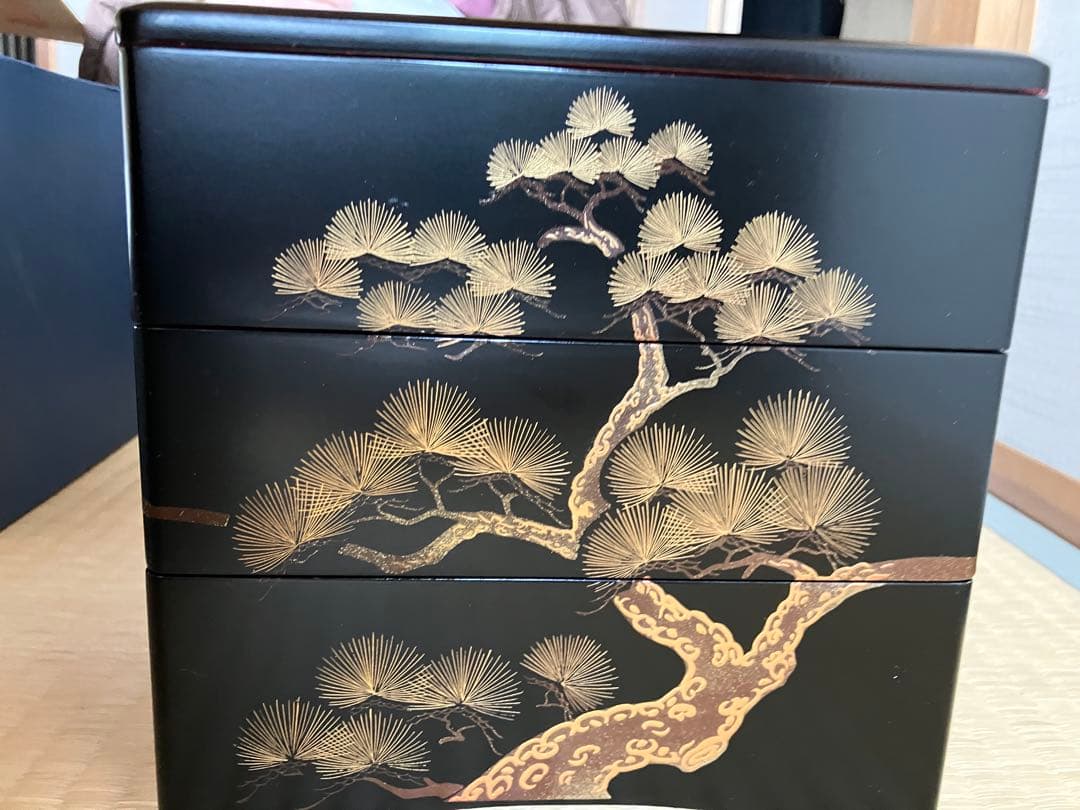 金色の鶴と松の3段重箱　漆器　会津塗り