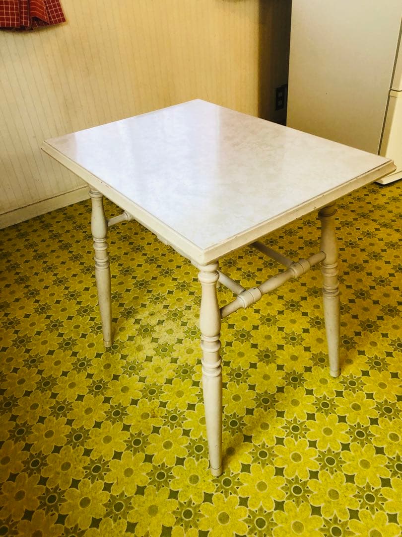 来た！ アンティーク　欧米家具　ホワイト木製サイドテーブル